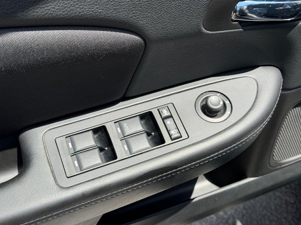 2013 Chrysler 200 4dr Sdn LX